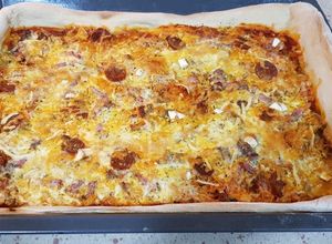 Foto principal de Masa para pizza en panificadora y pizza carnívora cuadrada