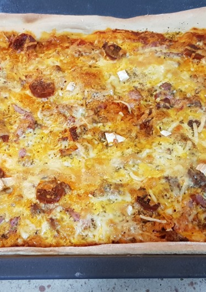 Una foto de Masa para pizza en panificadora y pizza carnívora cuadrada