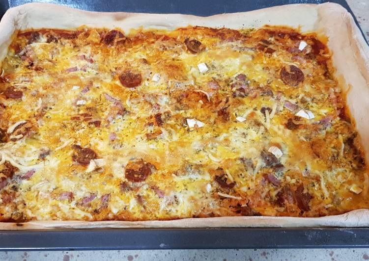 Masa para pizza en panificadora y pizza carnívora cuadrada