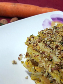 Una foto de Pasta con salsa de zanahoria 🥕 y gratinado de frutos secos