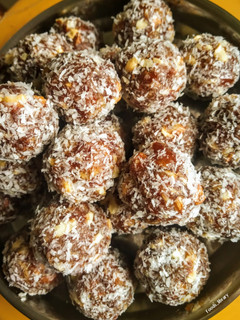 A picture of Dates and Nuts Ladoo.