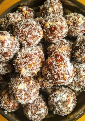 A picture of Dates and Nuts Ladoo.