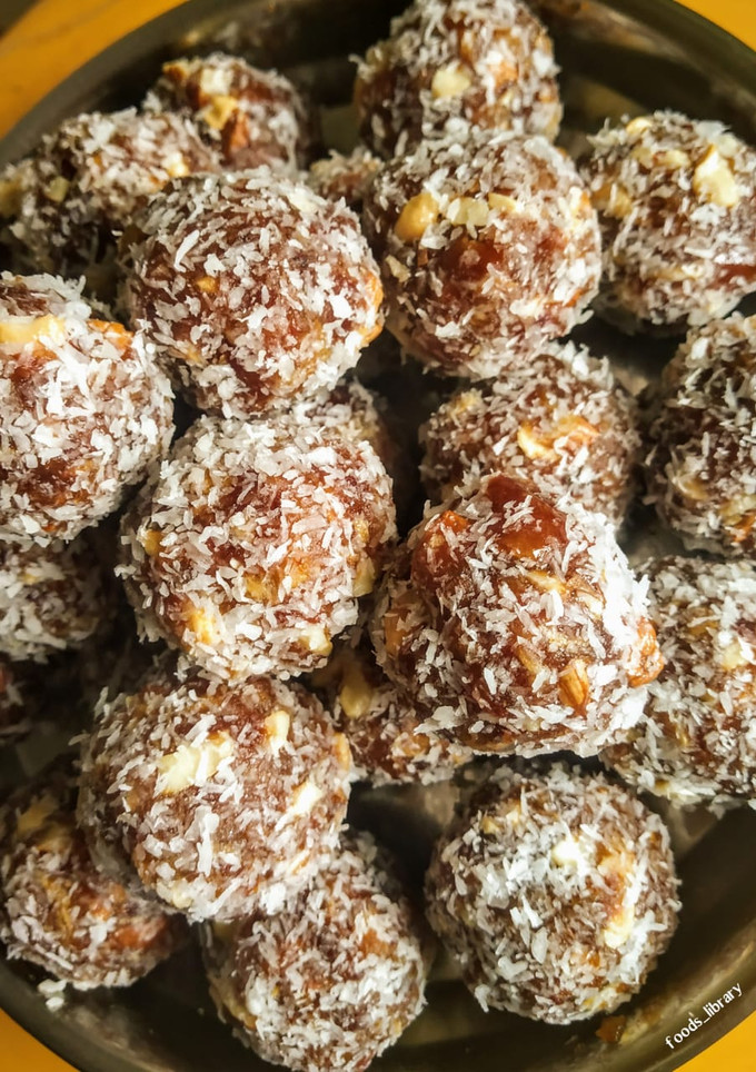 A picture of Dates and Nuts Ladoo.