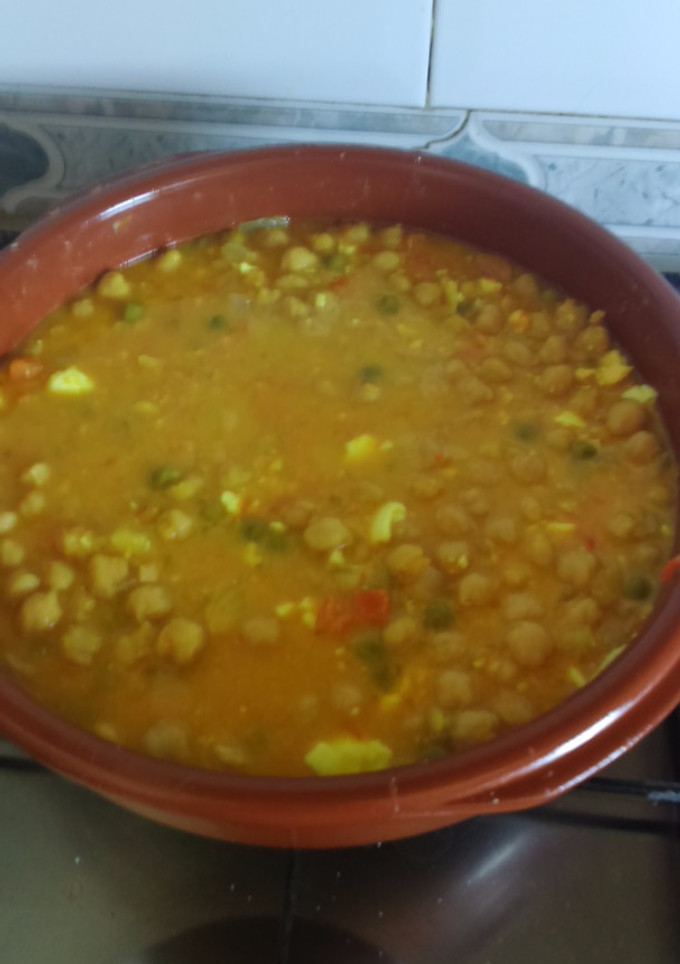 Una foto de Garbanzos estofados con huevos cocidos