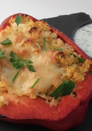 Una foto de Pimientos rellenos con salsa de yogur