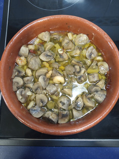 Una foto de Cazuela de champiñón con gambas