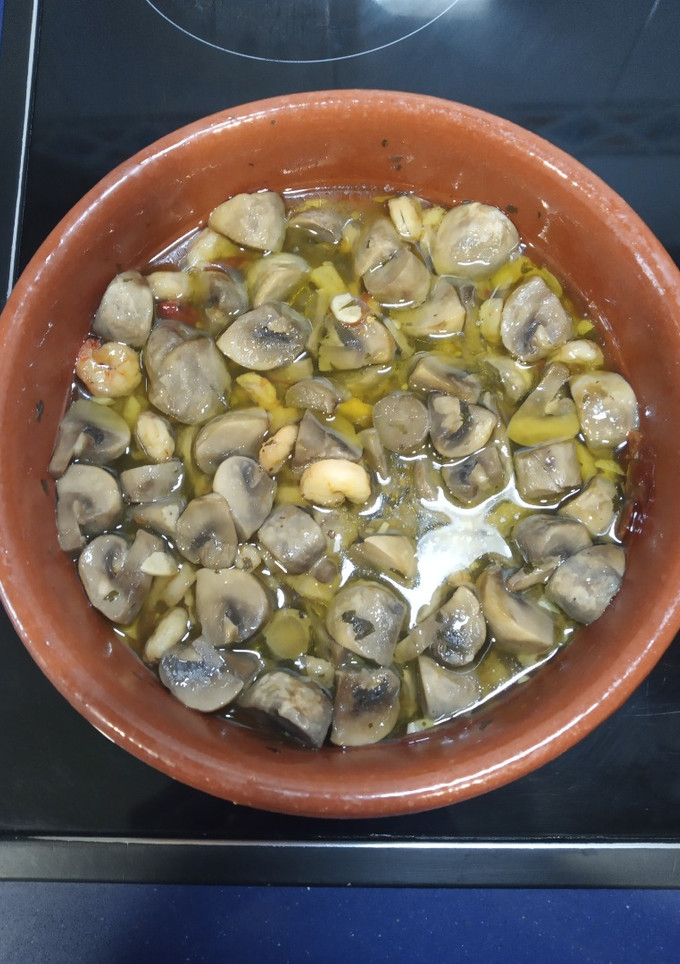 Una foto de Cazuela de champiñón con gambas