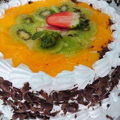 A picture of Fruit genoise.