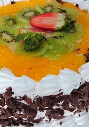 A picture of Fruit genoise.