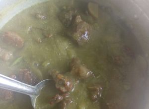 Una foto de Costilla dorada en salsa verde con papas a la Mario's