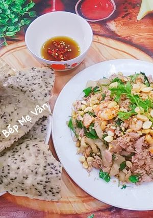 Hình của món Vả trộn tôm thịt.
