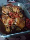 Pollo asado con guarnición de cebollines, tomates y coles de Bruselas