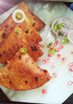 A picture of Leftover Chapati samosa.