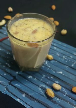 केसरी मसाला दूध (kesari masala doodh recipe in marathi) रेसिपी चे मुख्य फोटो 