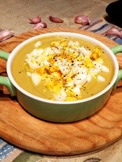 Una foto de Salmorejo de aguacate con huevo cocido sin pan