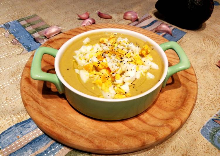Salmorejo de aguacate
 con huevo cocido sin pan