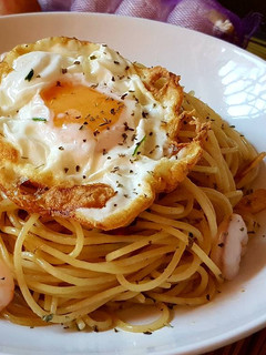 Una foto de Spaguetti con huevo y gambas