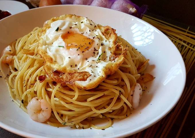 Spaguetti con huevo y gambas Receta de Arantxabrujilla @arantxabrujilla -  Cookpad