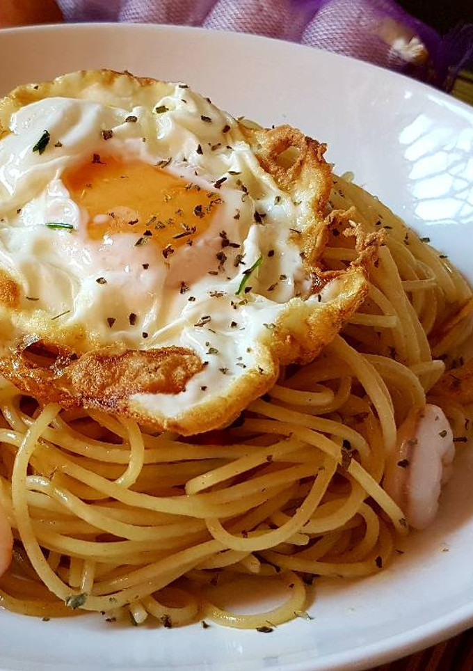 Una foto de Spaguetti con huevo y gambas