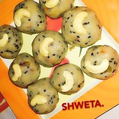 A picture of Rice flour laddu.