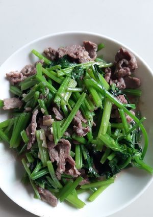 Hình của món Thịt Bò Xào Rau Cần.