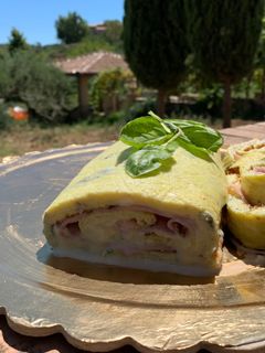 Foto di Rotolo di frittata alle zucchine con prosciutto cotto e formaggio