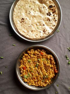 पनीर भुर्जी (paneer bhurji recipe in marathi) रेसिपी चे मुख्य फोटो