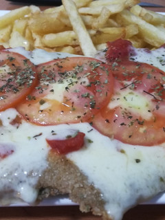 Una foto de Milanesa a la Napolitana con papas fritas
