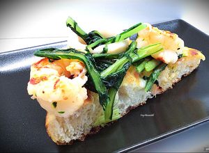 Foto di Focaccia con gamberi, calamari e catalogna all'aglio, olio e peperoncino