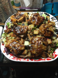 Una foto de Ensalada de rulo de cabra caramelizada