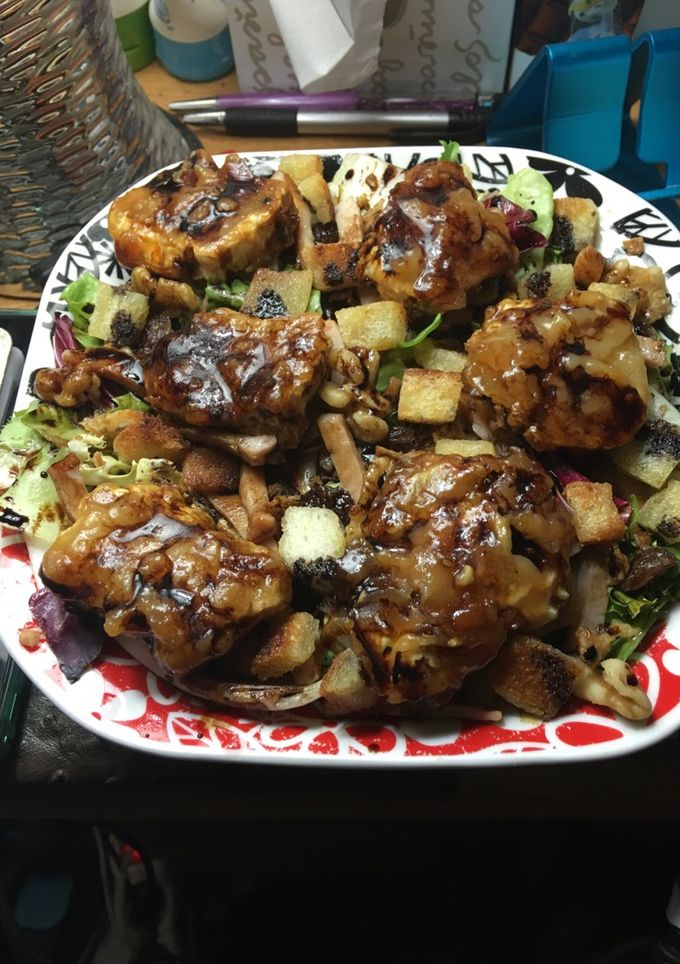 Una foto de Ensalada de rulo de cabra caramelizada