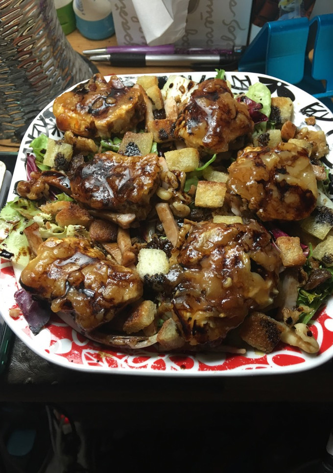 Una foto de Ensalada de rulo de cabra caramelizada