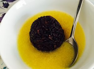 Hình của món Sốt dứa chè xôi nếp than lứt.