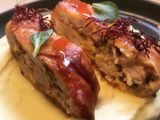 Bacon-be göngyölt csirkemell-csíkok pirított gombával, sajttal sütve