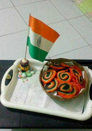 A picture of Tricolor Chakri Mathri.