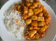 Une photo de curry tofu