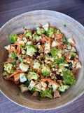 Ensalada de Brócoli, manzana y garbanzos