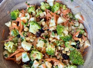 Una foto de Ensalada de Brócoli, manzana y garbanzos