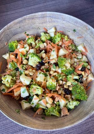 Una foto de Ensalada de Brócoli, manzana y garbanzos