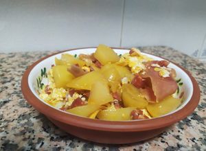 Foto principal de Huevos rotos con patatas, jamón y chorizo en Mambo