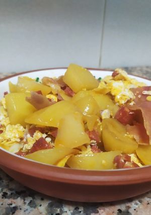 Una foto de Huevos rotos con patatas, jamón y chorizo en Mambo