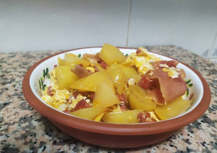 Huevos rotos con patatas, jamón y chorizo en Mambo