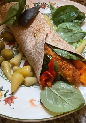 Une photo de 🌮Wraps 🫔poulet 🍗 légumes 🍆🍠🌽🍅🫑 du soleil 🌶️