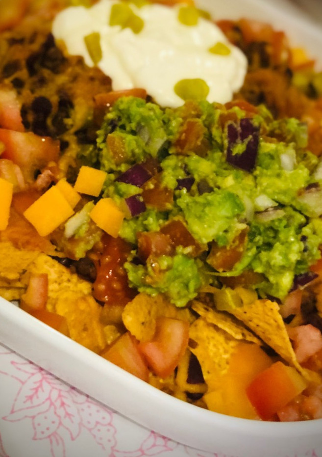 Una foto de Nachos con frijoles y cheddar