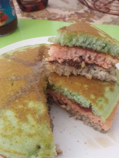 Una foto de Hot Cakes de colores