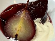 Una foto de postre peras al vino