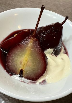 Una foto de Peras al vino tinto