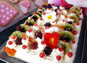 Une photo de Gâteau 🍰 sans cuisson aux fruits rouges petits beurre chantilly 😋