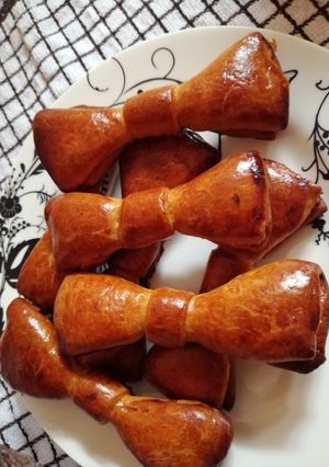 A picture of Bow tie cardamon bread.