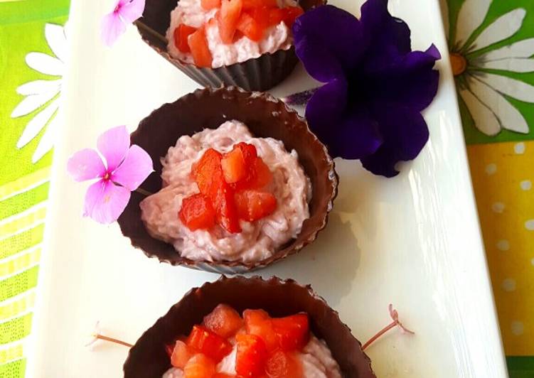 Strawberry cream in chocolate cups